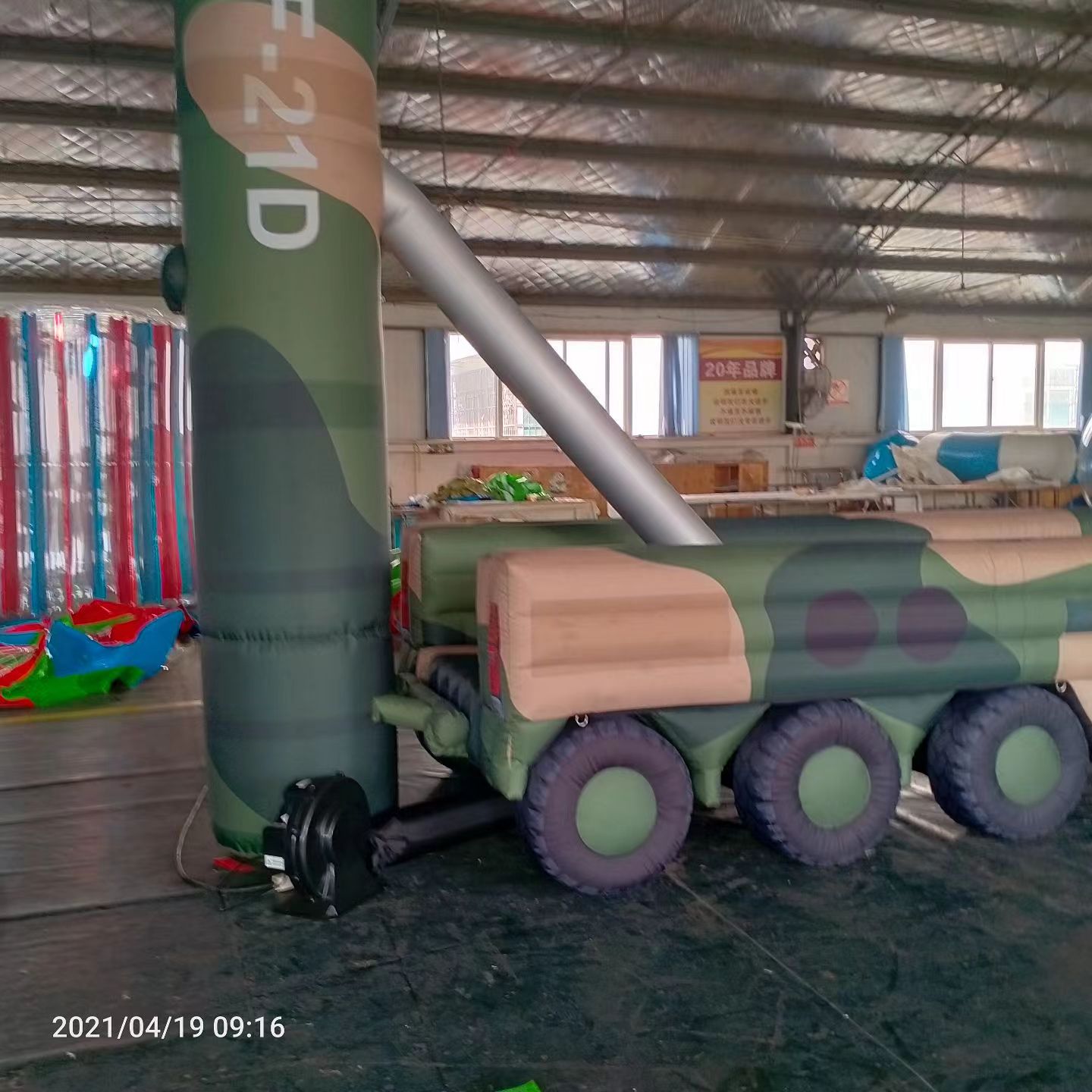 柘城军事演习中的充气目标车辆：模拟发射车雷达车坦克飞机